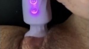 Momâ€™s new toy makes her juicy pussy cum!!