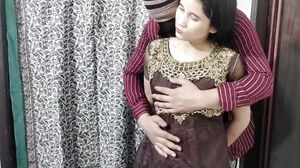 Desi aunty ko saman dene ke bahane jabar dasti pela