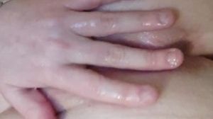 Milf close up trying to fist pussy