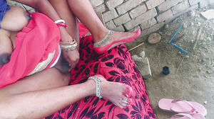 Lal saree wali aunty ke chut me ne kala lund dal ke chudai kiya.indian desi bhabhi ko bhaiya ne sofa pe leta ke pel diya
