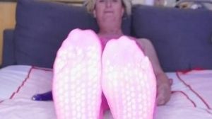 Naughty cougar Lisa zizzing my gash and soles with my massager