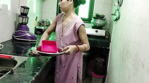 Muslim naukrani ko kichen me jabar dasti pakad ke pel diya