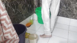 Step daughter-in-law ki taut jawani dekh kar jabar dasti pela