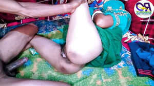 Ultra-cute plowing, cousin elevated the saree and put the spunk in the bootie, Hindi audio