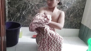 Sista in law ko shower me nahate dekh chod diya