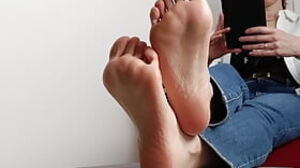 Sole worship - Bunny eliminates her socks and showcases her pretty feet to the camera