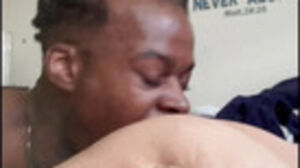 I jizzed while munching her donk