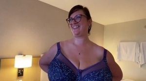 'Watch Lana Kendrick squeezes her huge boobs as she fit her blue bra'