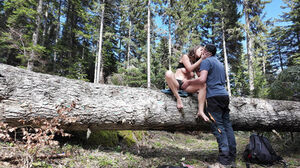 Romp break on a tree during the hike