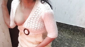Indian muslim doll ko paise dekar motel le gya