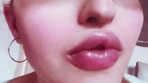 Gal bare Lips Makes you super hot