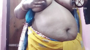 Desi aunty demonstrating her hefty titties to her bf with hindi audio hump chat