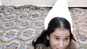 Desi aunty ko saman dene ke bahane pel diya