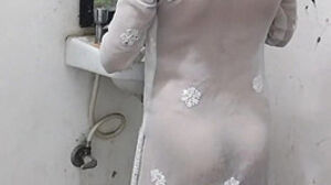 Step daughter-in-law ko shower me pakad ke jabar dasti choda