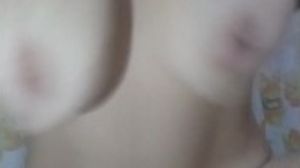 Lactante gostosa se masturbando/milk in tits