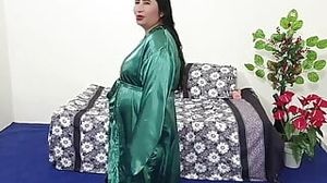 Stunning Pakistani Urdu Aunty Sexy with fake penis