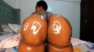 Thick lubed butt wiggling