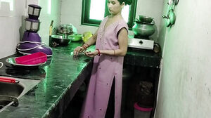 Kichen me naukrani ko paise dekar jabar dasti pela
